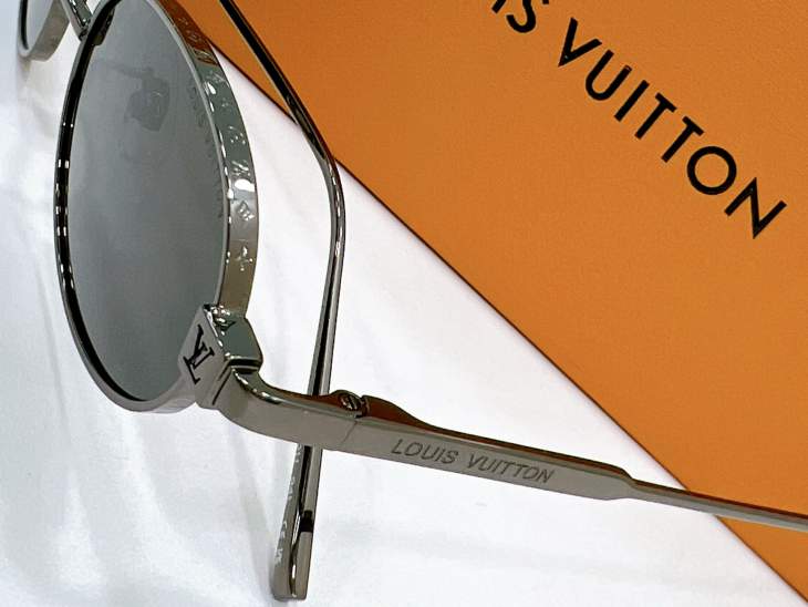Picture of Louis Vuitton Sunglasses _SKUfw80537222fw